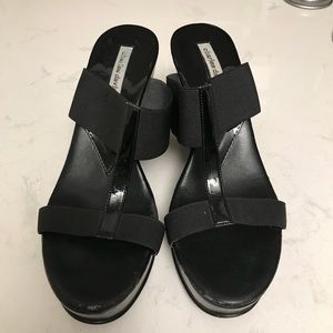 Charles David blk wedge sandals
